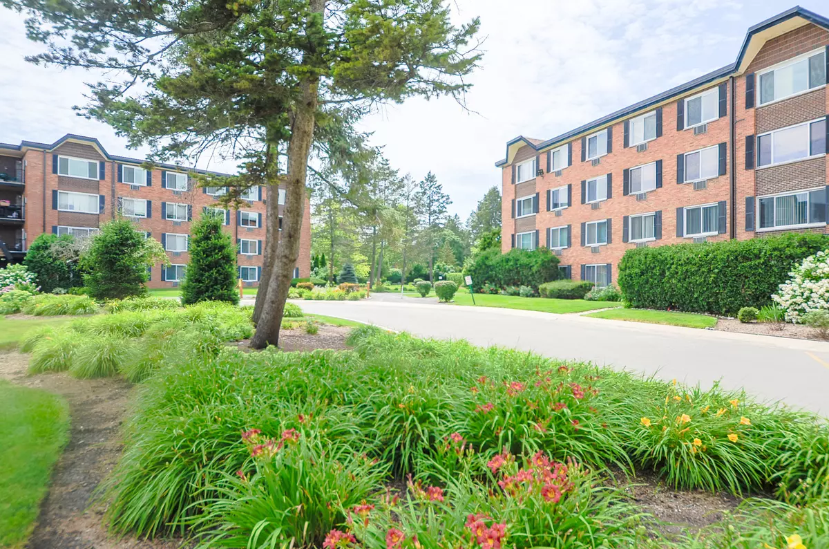 Arlington Heights, IL 60005,1206 S New Wilke Road #108