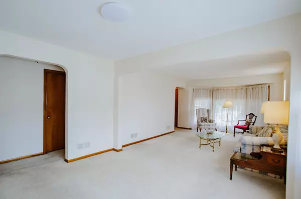 Chicago, IL 60646,5921 N Melvina Street