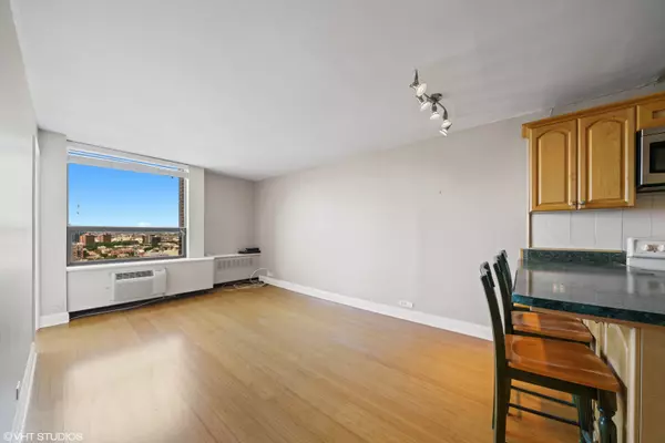 Chicago, IL 60610,1455 N Sandburg Terrace #2107