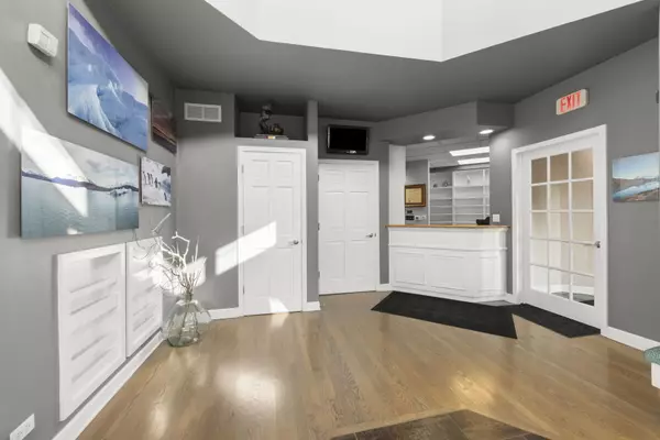 Naperville, IL 60540,405 S Main Street