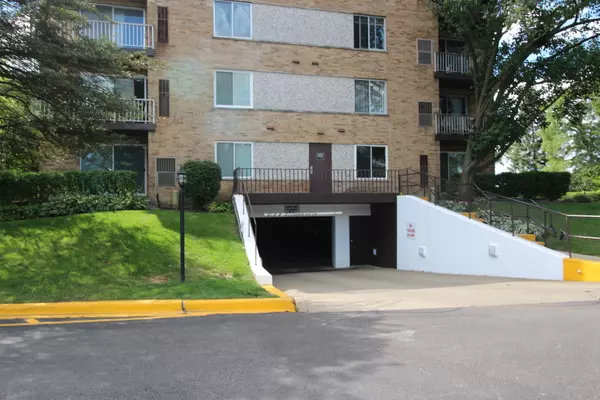 Palatine, IL 60074,245 S Park Lane #122