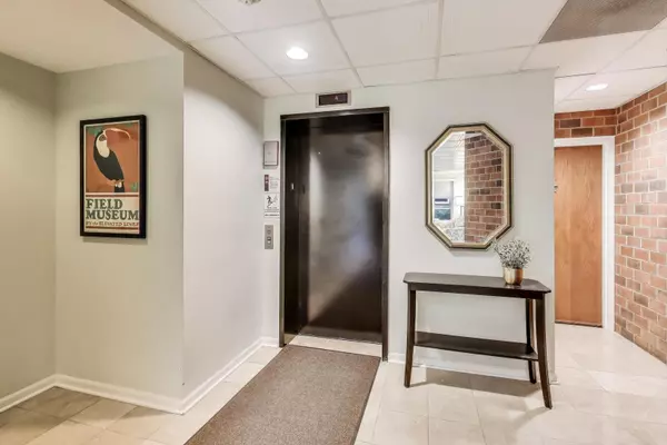 Evanston, IL 60201,2720 Central Street #4C