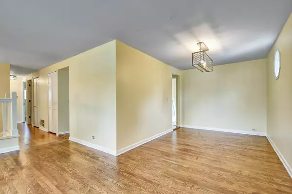 Schaumburg, IL 60193,630 Clover Lane