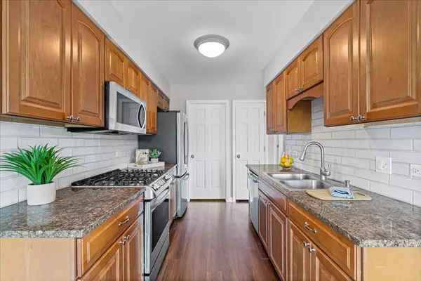 Vernon Hills, IL 60061,407 Fernwood Court #407
