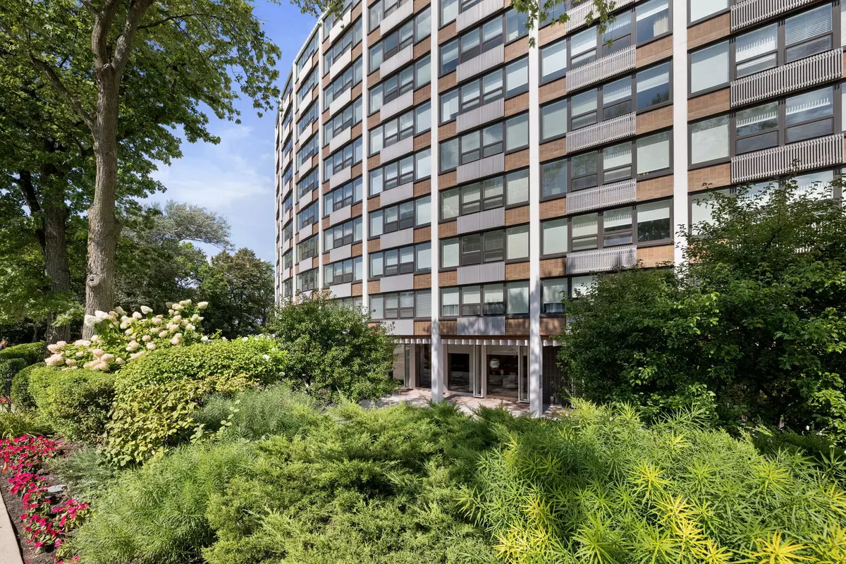 Wilmette, IL 60091,1630 Sheridan Road #2F