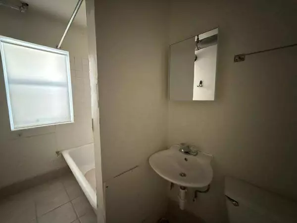 Chicago, IL 60645,7407 N Damen Avenue #3W