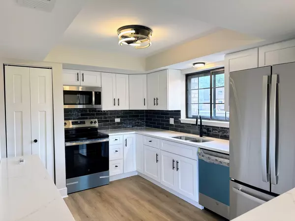 Palos Hills, IL 60465,9192 South Road #2C