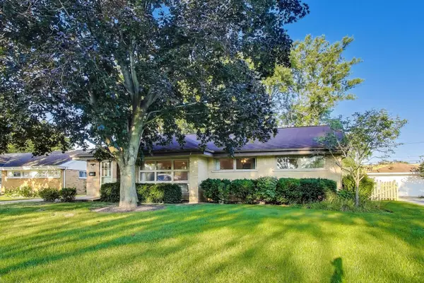 Glenview, IL 60025,516 Short Lane