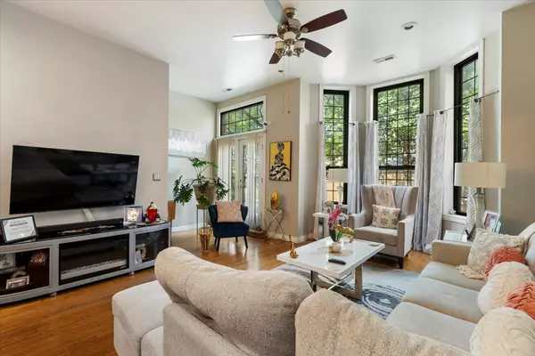 Chicago, IL 60653,4355 S St Lawrence Avenue