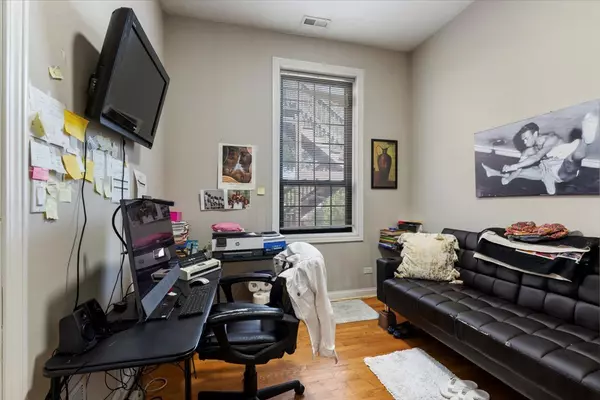 Chicago, IL 60653,4355 S St Lawrence Avenue