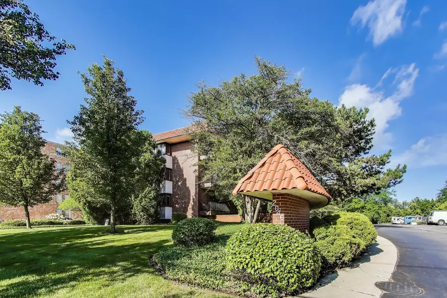 2046 Saint Johns Avenue #2A, Highland Park, IL 60035