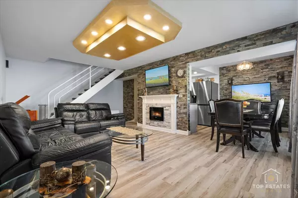 Palatine, IL 60074,2044 N GINGER CREEK Drive