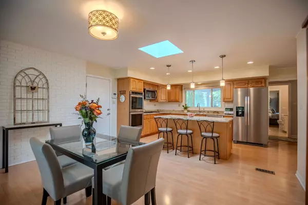 Northbrook, IL 60062,1331 ADIRONDACK Drive