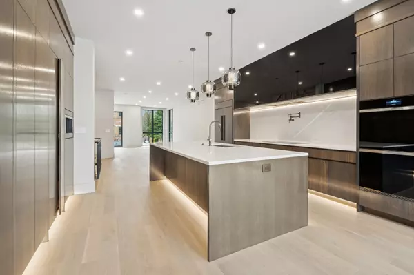 Chicago, IL 60612,2434 W Superior Street