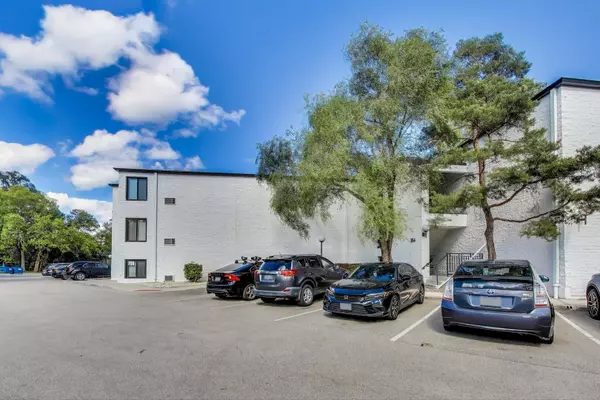 Arlington Heights, IL 60005,354 W Miner Street #3A