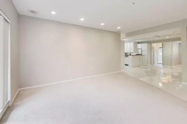 Lincolnshire, IL 60069,20 Trafalgar Square #203