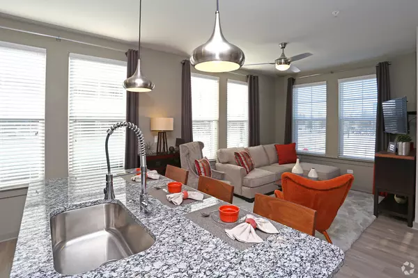 Schaumburg, IL 60173,700 E Algonquin Road #2101