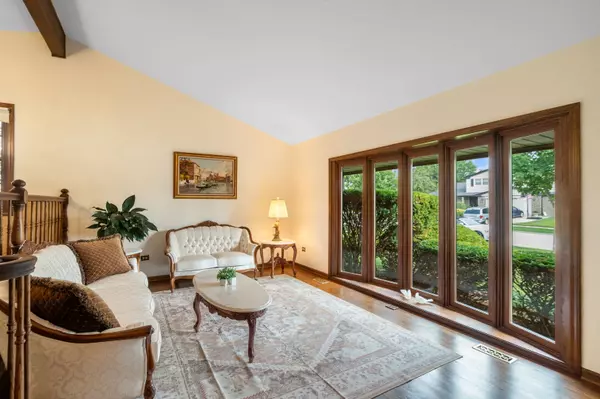 Arlington Heights, IL 60004,2011 E Canterbury Drive