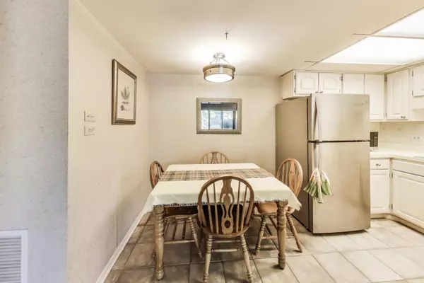 Homewood, IL 60430,940 Holbrook Road #8A