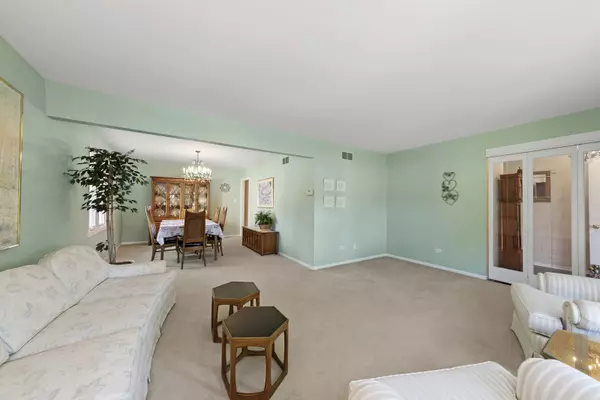 Woodridge, IL 60517,8269 Meadowwood Avenue