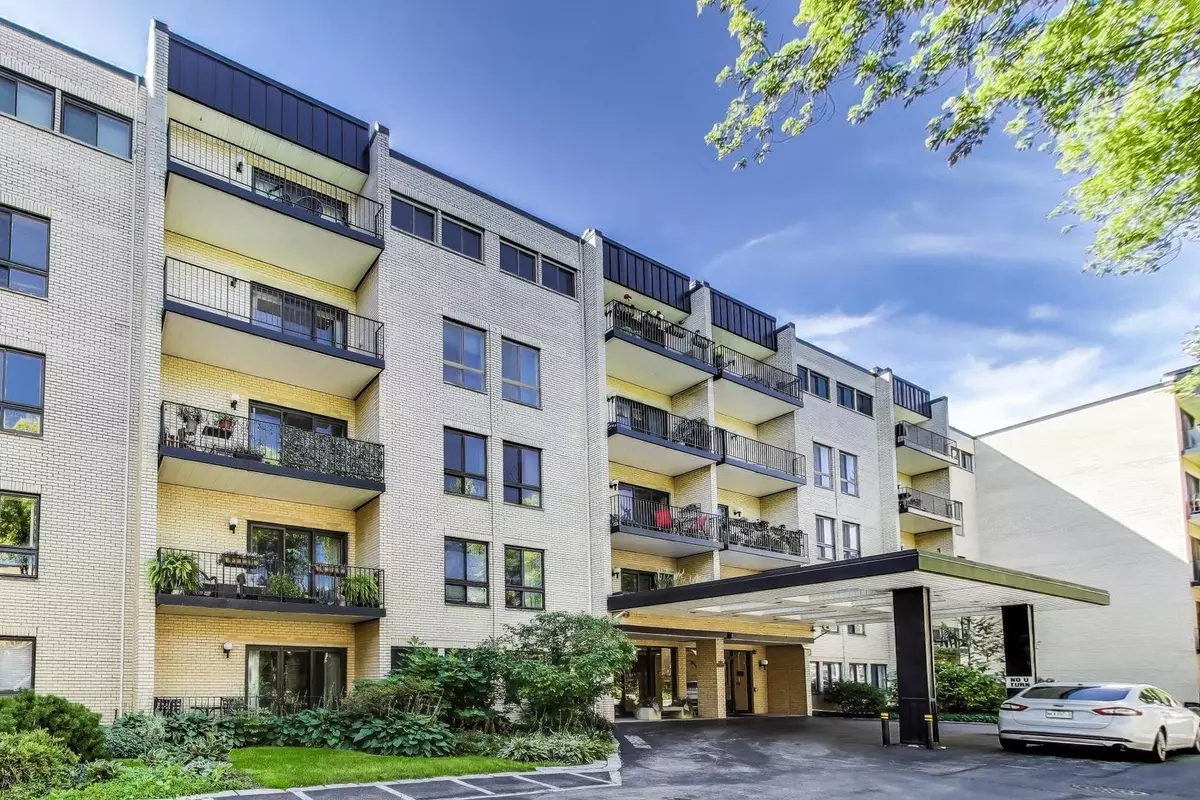 Oak Park, IL 60302,221 N KENILWORTH Avenue #105