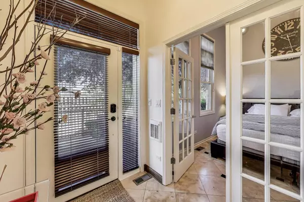 Chicago, IL 60610,1009 N Riverwalk Street