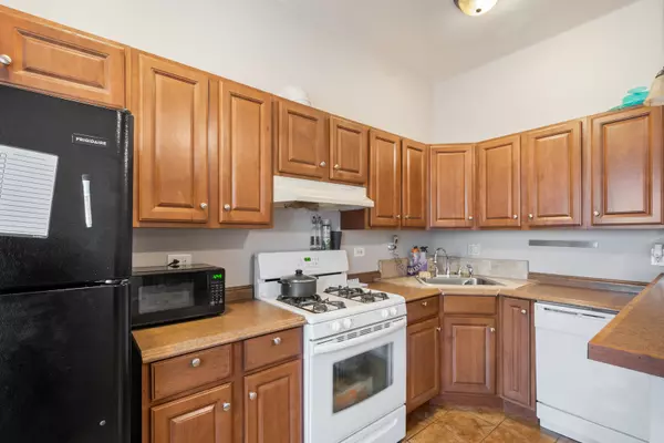 Elmwood Park, IL 60707,7613 W Fullerton Avenue #1F