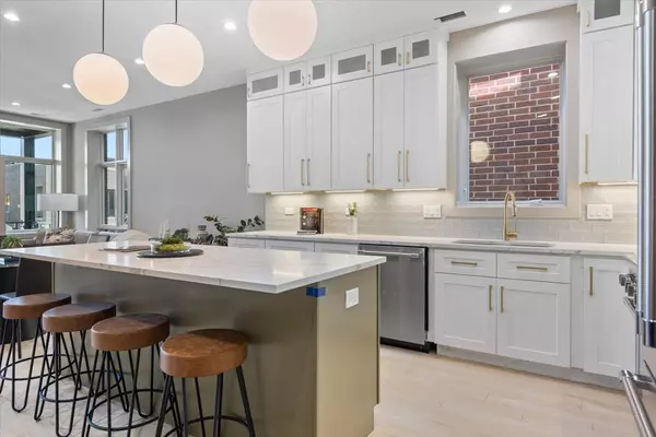 Chicago, IL 60614,Address not disclosed