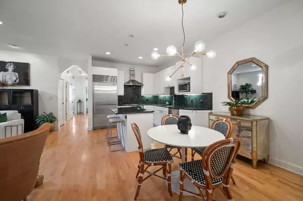 Chicago, IL 60610,120 W Oak Street #3D