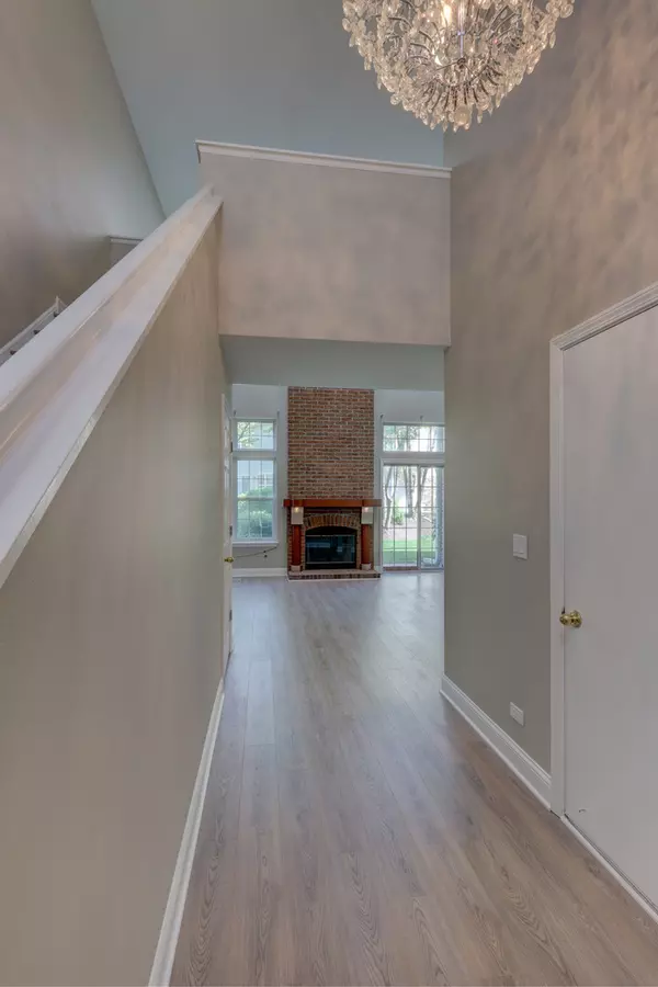 Schaumburg, IL 60193,195 Island Court #195