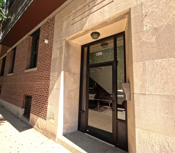 Chicago, IL 60610,851 N LaSalle Boulevard #1S