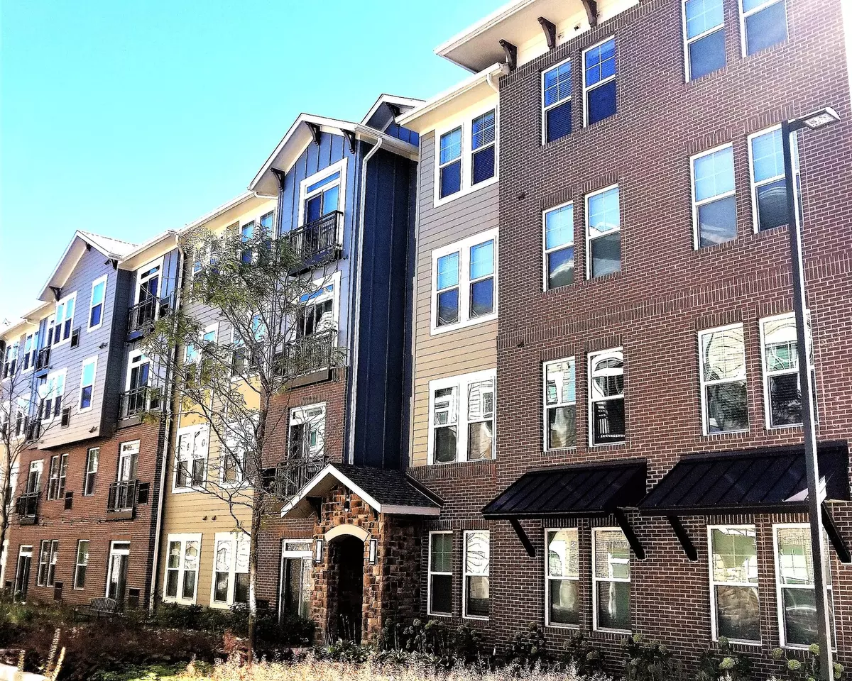 Schaumburg, IL 60173,690 E Algonquin Road #3204