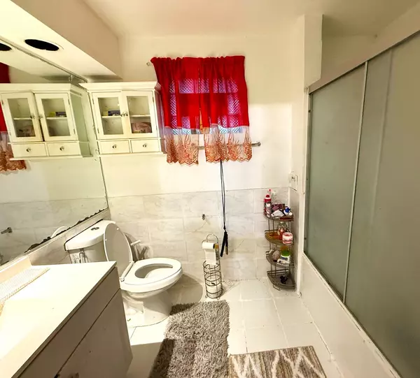 Chicago, IL 60626,1826 W Pratt Boulevard