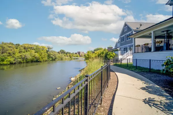 Chicago, IL 60618,2801 N Oakley Avenue #202