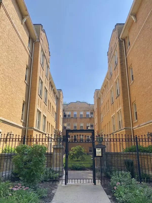 1361 W Greenleaf Avenue #2D, Chicago, IL 60626