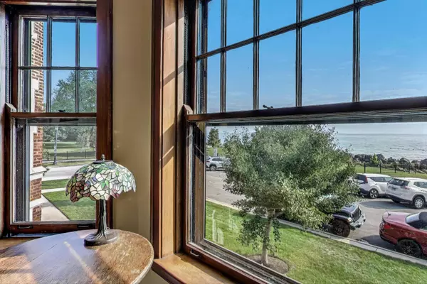 Evanston, IL 60202,622 Sheridan Square #1