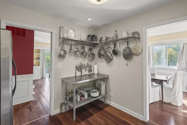 Evanston, IL 60202,828 OAKTON Street #4F