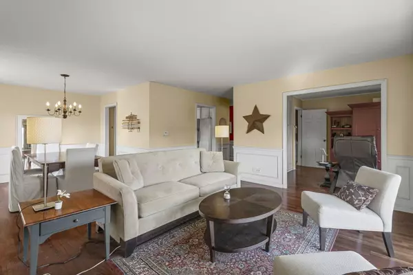 Evanston, IL 60202,828 OAKTON Street #4F