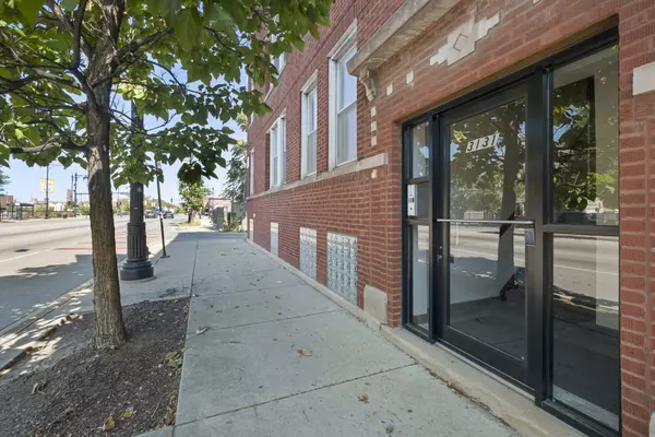Chicago, IL 60618,3131 N Western Avenue #2