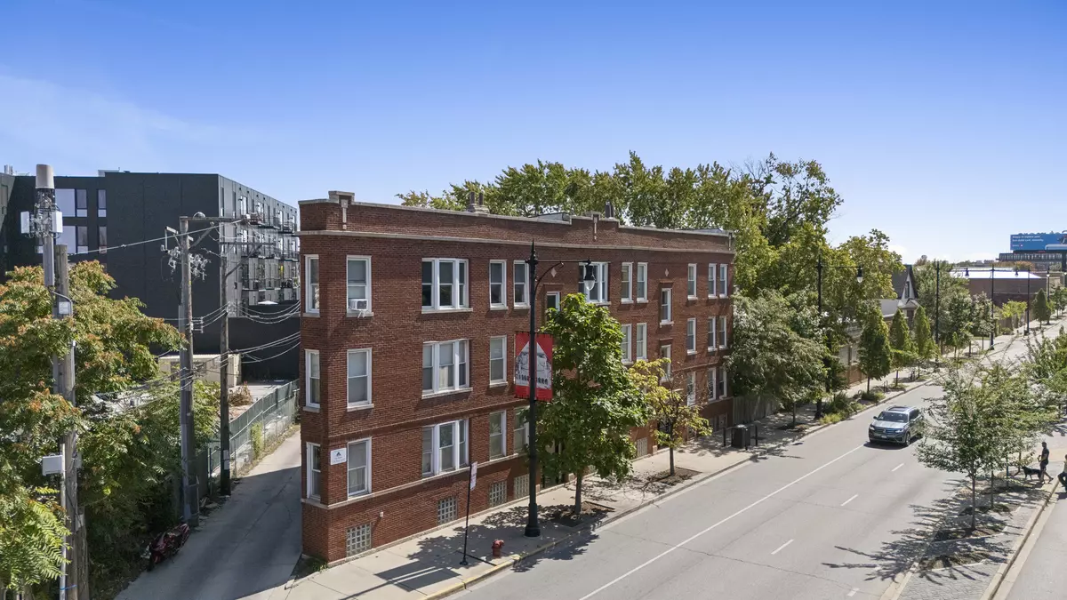 Chicago, IL 60618,3131 N Western Avenue #2