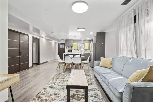 Evanston, IL 60201,2307 Lake Street #2