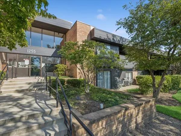 Palatine, IL 60067,1255 N STERLING Avenue #208