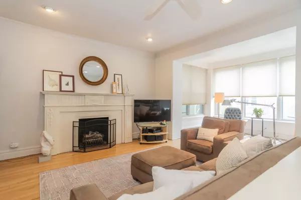 Chicago, IL 60640,912 W Margate Terrace #2