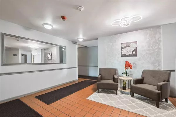 Rolling Meadows, IL 60008,2600 Brookwood Way Drive #212