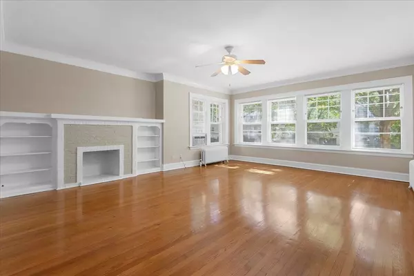 Evanston, IL 60202,811 Dobson Street #1E