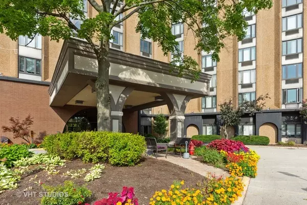 Palatine, IL 60067,1 Renaissance Place #706