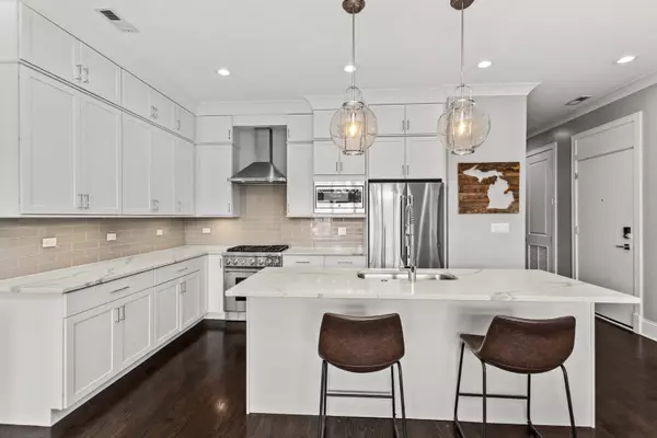 Chicago, IL 60625,5061 N Lincoln Avenue #201