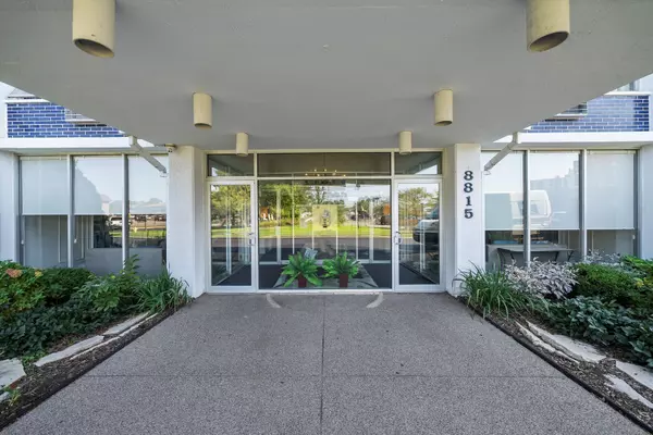 Niles, IL 60714,8815 W Golf Road #11C
