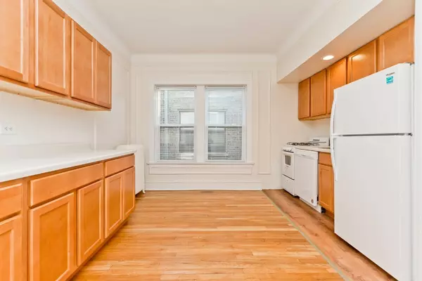 Evanston, IL 60202,739 Hinman Avenue #2E