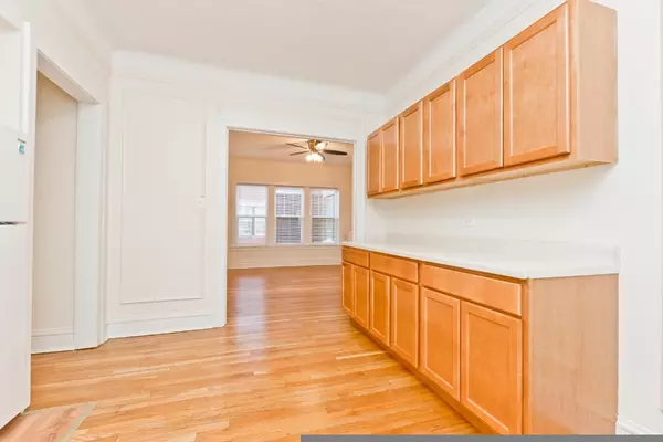 Evanston, IL 60202,739 Hinman Avenue #2E